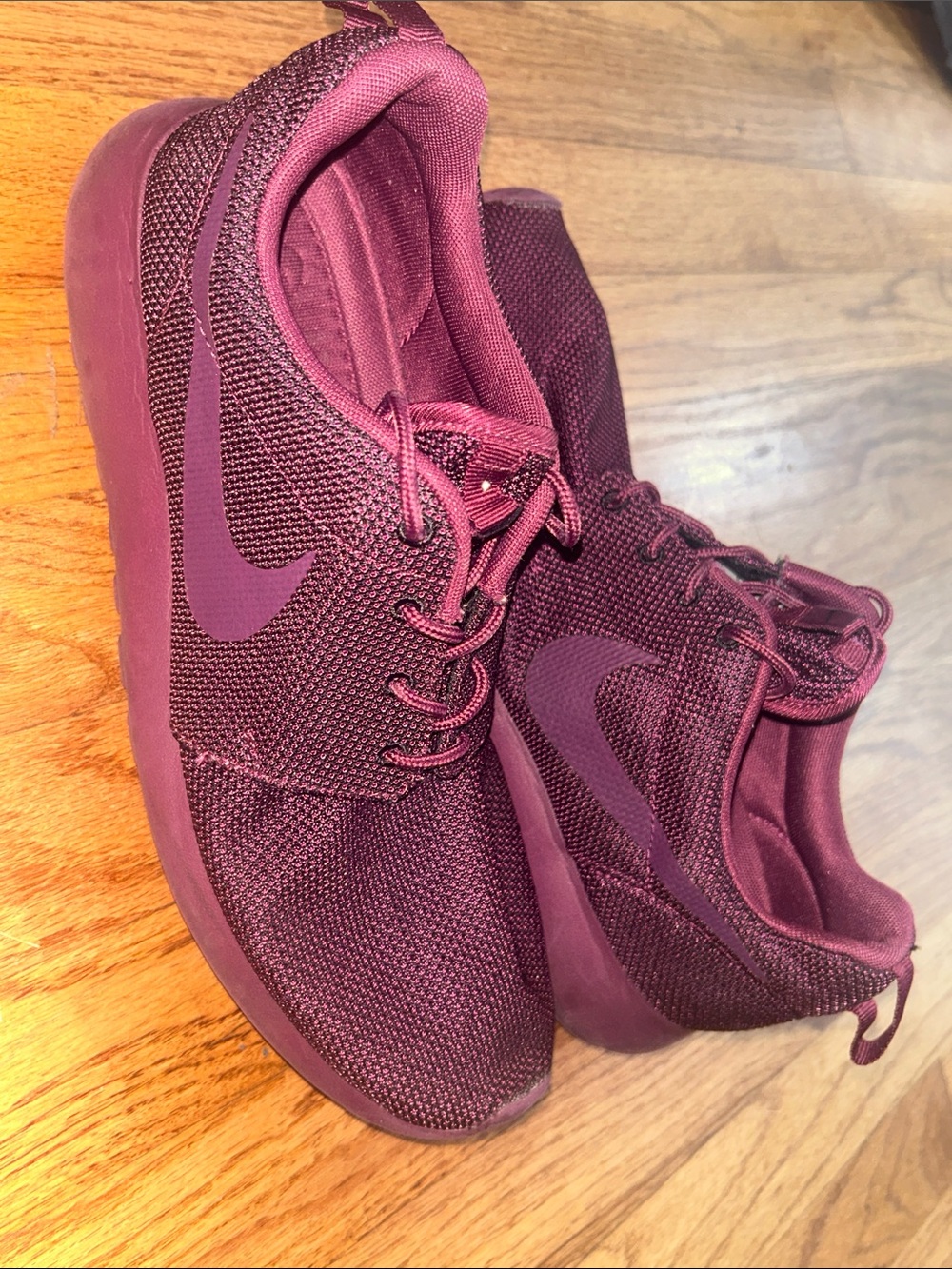 Nike Women's Maroon/ Purple Mesh Lightweight Sneakers